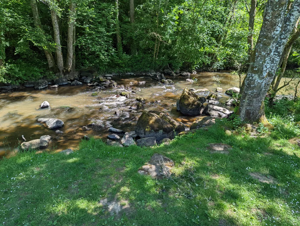 Rivière qui borde "Le chant des cailloux"