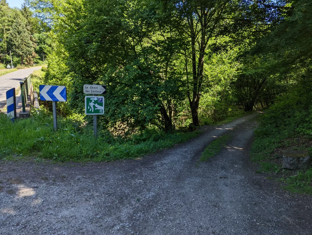 Panneau indiquant "Le chant des cailloux"